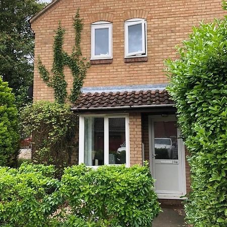 Rowan Tree Villa Aylesbury  Exterior photo